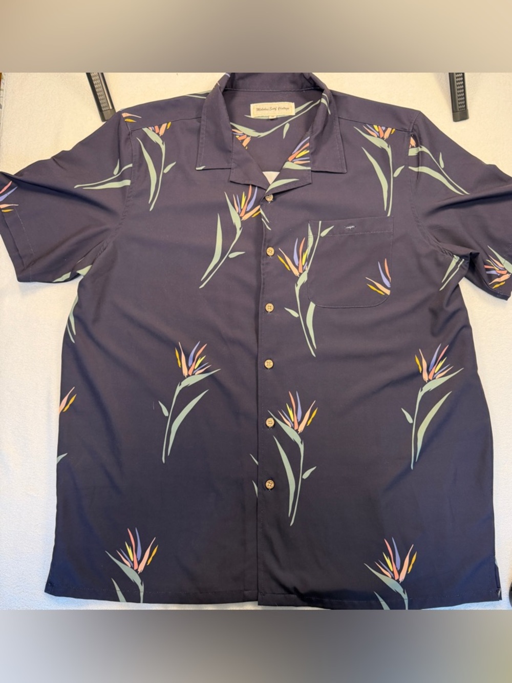 Casual Short-Sleeve Button-Down Shirt in Dark Blue with Botanical Print